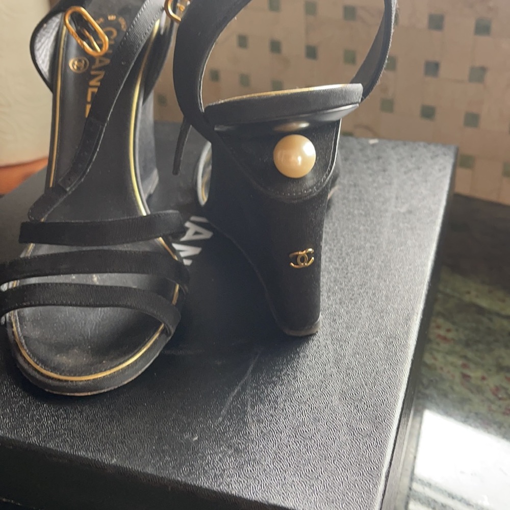 Chanel shoes worn great condition - Picture 2 of 7